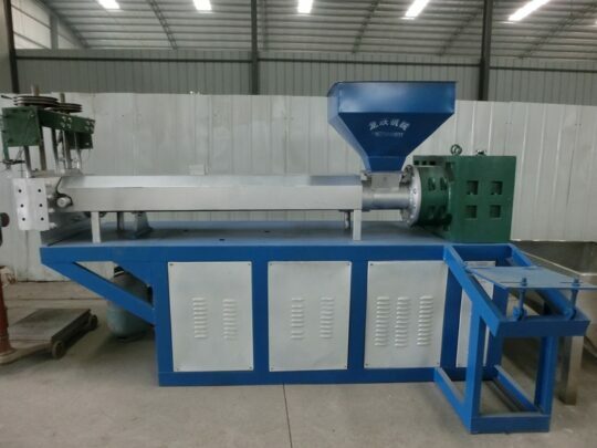 How do waste plastics renew in the plastic pellet machine? 1 Waster Plastic granulation extruder