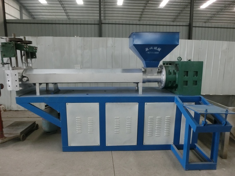 How does the waste plastic granulator work?