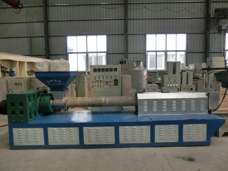 How to treat the waste gas generated by the waste plastic granulator