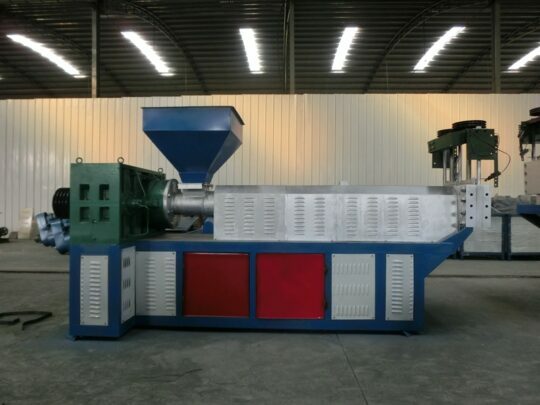 How do waste plastics renew in the plastic pellet machine? 2 Waster Plastic granulation extruder