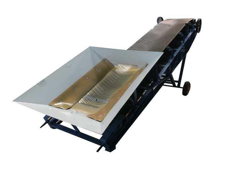 Belt conveyor | Plastic bottle sorting table