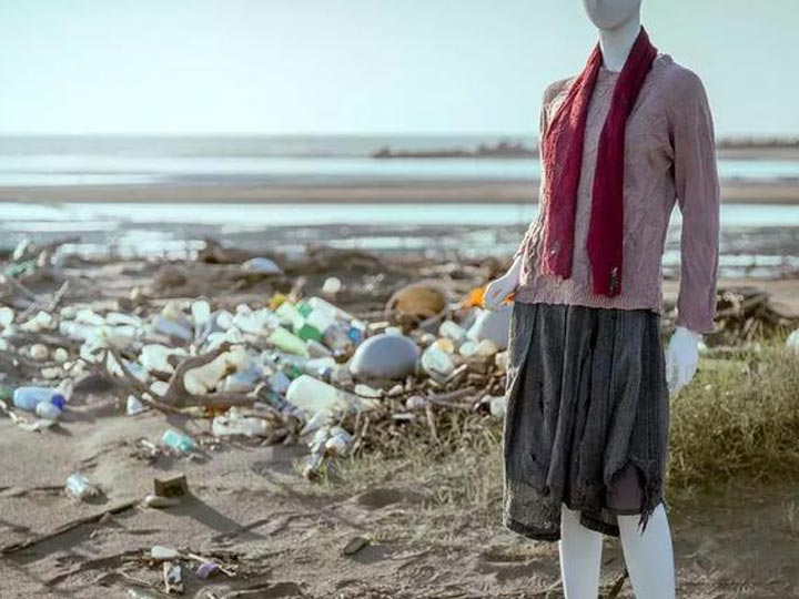 La ropa de la modelo son residuos plásticos de la playa.