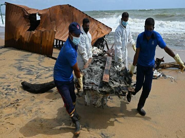 Des membres de la marine srilankaise enlèvent les débris