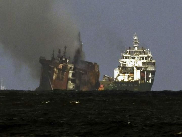 El cuerpo carbonizado del buque portacontenedores con la popa sumergida en el agua 1