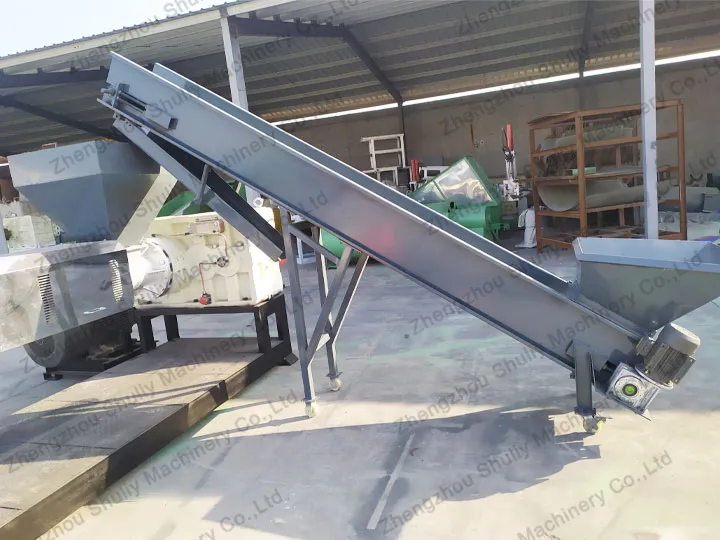 What are the advantages of automatic conveyors for a plastic washing pelletizing line?