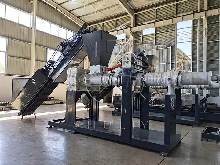 Strand pelletizer machine for rigid plastic recycling