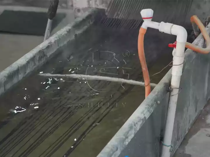 Plastic cooling tank with water pipes for cooling soft plastic strips before pellet cutting