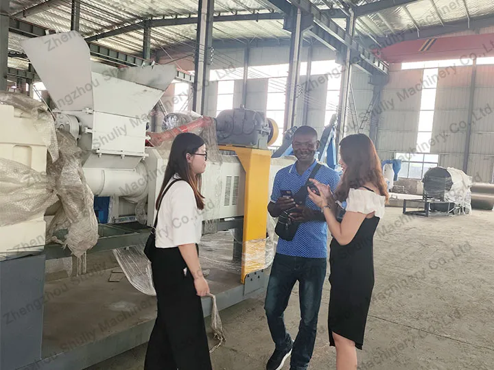 Cliente do Togo visitou nossa fábrica de reciclagem de plástico