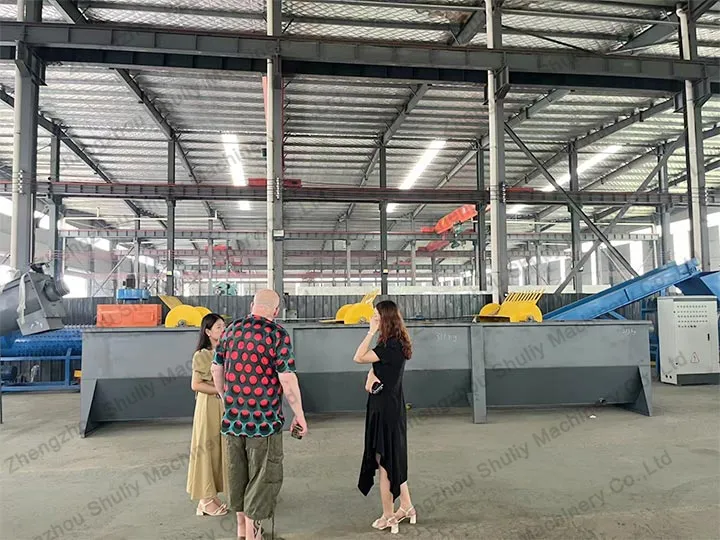 Un client polonais a visité notre usine de machines de granulation de plastique