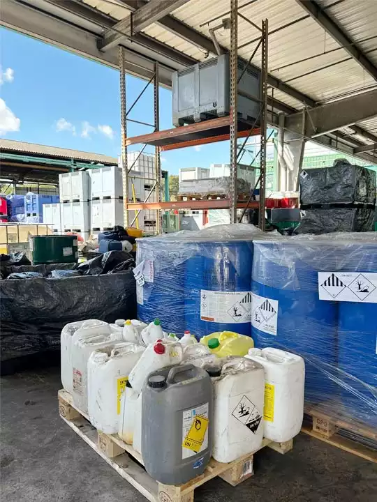 ¿Cómo trata una planta de lavado de botellas de HDPE los residuos?