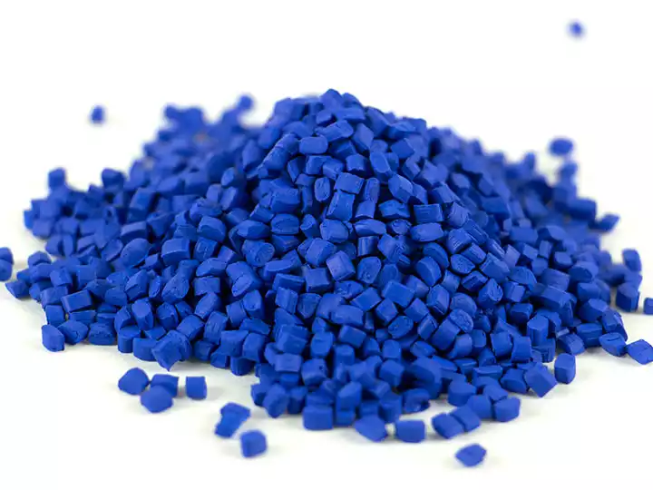pellets de plástico azul