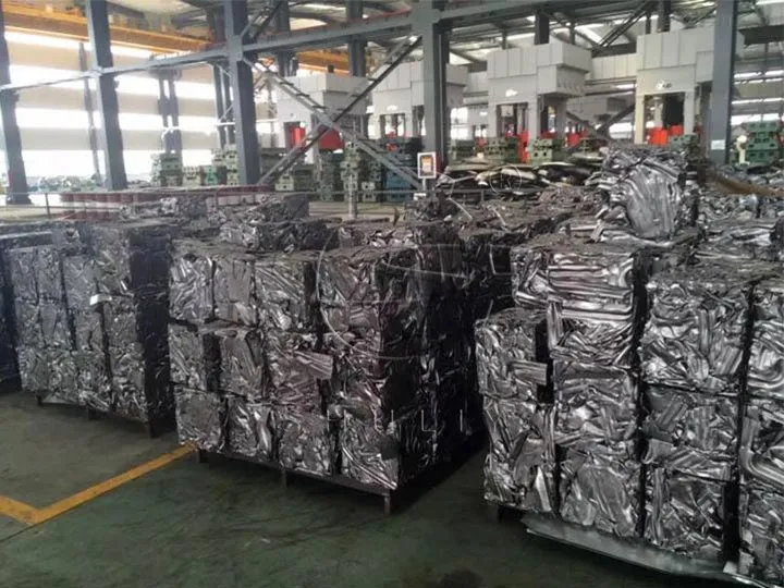 Aluminum cans baling machine.